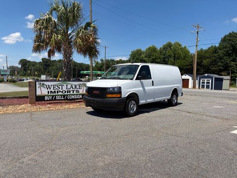 Used 2022 GMC Savana 2500 RWD image 1
