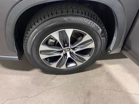 Used 2022 Toyota Highlander XLE image 28