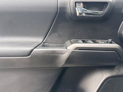 Used 2020 Toyota Tacoma TRD Off-Road image 12