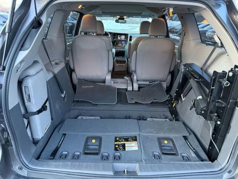 Used 2019 Toyota Sienna XLE w/ XLE Navigation Package image 13