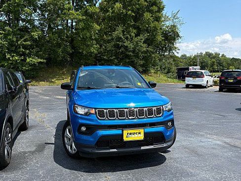 Used 2024 Jeep Compass Latitude AWD/4WD image 1