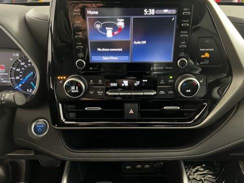 Used 2020 Toyota Highlander XLE image 17