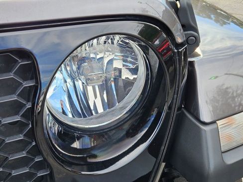 Used 2021 Jeep Gladiator Sport image 10