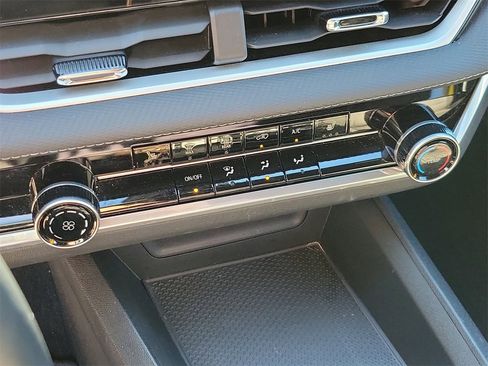 Used 2025 Chevrolet Equinox LT image 25