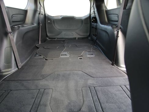 Used 2023 Chrysler Pacifica Touring-L w/ S Appearance Package image 7