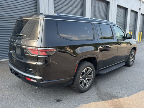 Used 2024 Jeep Wagoneer L Series II w/ Flexible Seating Group AWD/4WD image 5