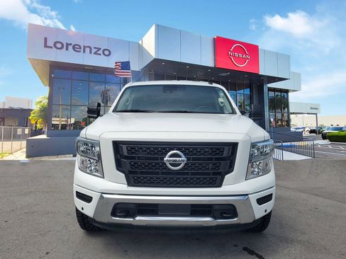 Used 2021 Nissan Titan SV w/ SV Convenience Package image 2