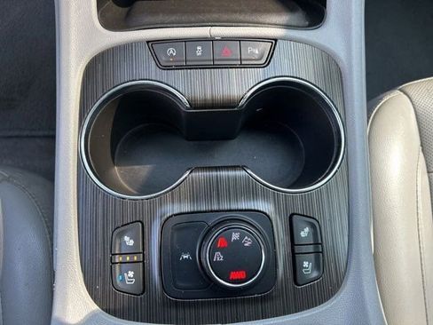 Used 2022 GMC Acadia SLT w/ Preferred Package AWD/4WD image 31