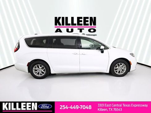 Used 2023 Chrysler Pacifica Touring-L image 9