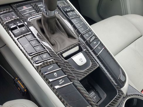 Used 2021 Porsche Macan S image 34