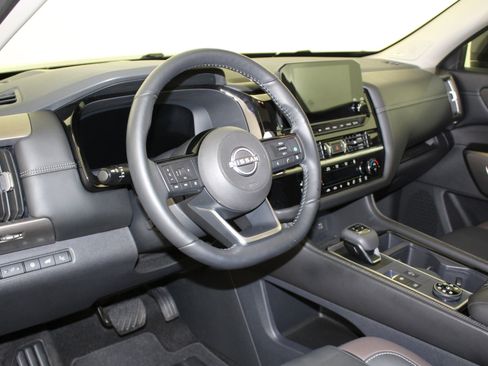 Used 2024 Nissan Pathfinder Platinum image 4