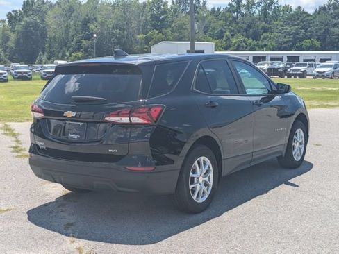 Used 2024 Chevrolet Equinox LS w/ LS Convenience Package AWD/4WD image 3