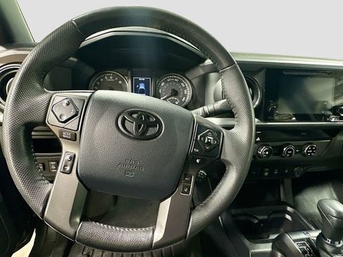 Used 2018 Toyota Tacoma TRD Off-Road w/ Technology Package AWD/4WD image 13
