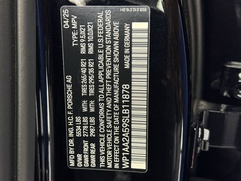 Certified 2025 Porsche Macan image 31