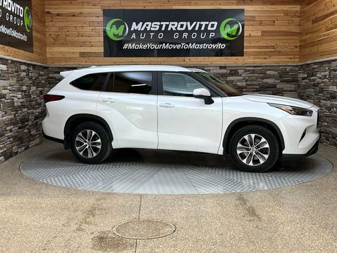 Used 2023 Toyota Highlander XLE AWD/4WD image 16