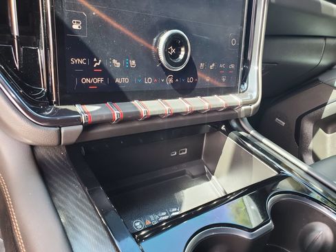 Used 2025 GMC Yukon XL AT4 w/ AT4 Premium Package AWD/4WD image 22