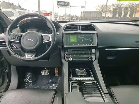 Used 2019 Jaguar F-PACE S image 12