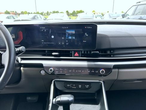 Used 2025 Kia Carnival FWD image 14