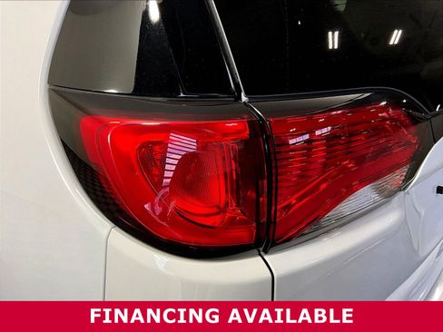 Used 2018 Chrysler Pacifica Limited w/ Tire & Wheel Group FWD image 23