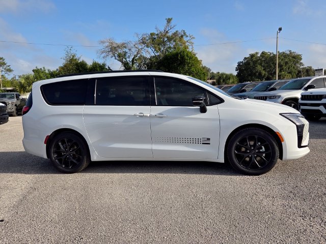 New 2027 Chrysler Pacifica Select FWD image 9