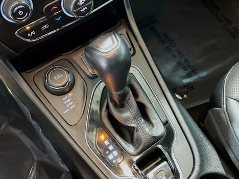 Used 2022 Jeep Cherokee Limited image 12