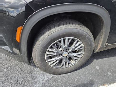 Used 2026 Chevrolet Traverse LT FWD image 2