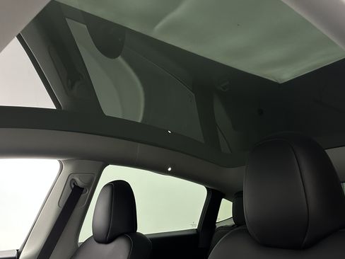 Used 2023 Tesla Model Y Long Range AWD/4WD image 5