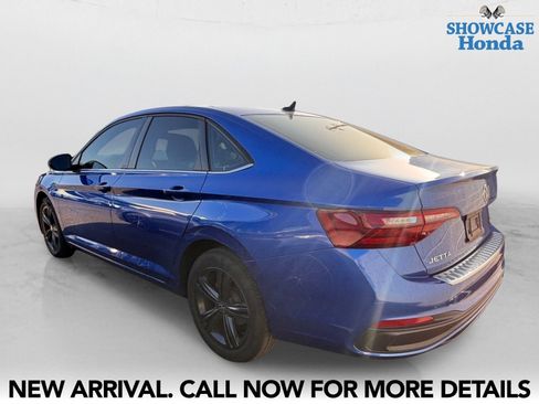 Used 2023 Volkswagen Jetta SE w/ Panoramic Sunroof Package FWD image 4