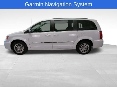 Used 2016 Chrysler Town & Country Touring-L FWD image 4