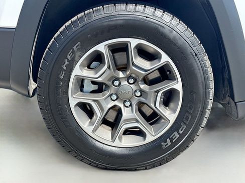 Used 2021 Jeep Cherokee Trailhawk AWD/4WD image 29