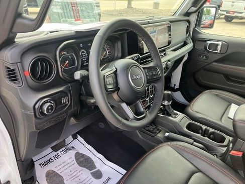 Certified 2025 Jeep Gladiator Rubicon w/ Convenience Group AWD/4WD image 13