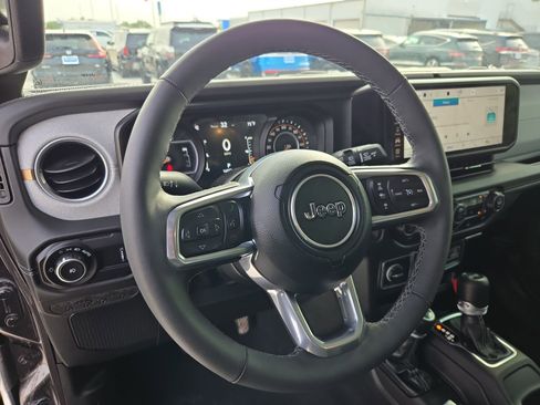 Used 2025 Jeep Wrangler Sahara image 17