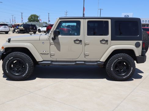 Used 2017 Jeep Wrangler Unlimited Sahara w/ Connectivity Group AWD/4WD image 8