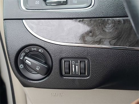 Used 2011 Chrysler Town & Country Touring image 22