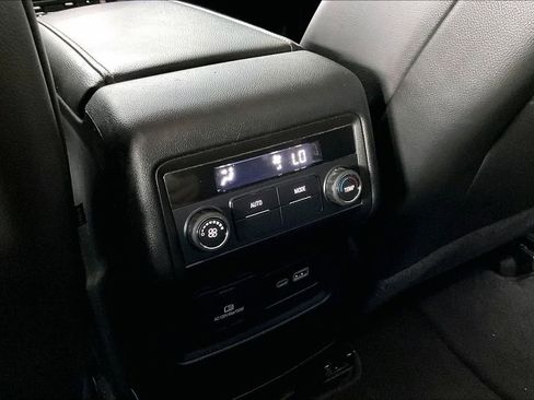 Used 2023 GMC Acadia SLT image 10