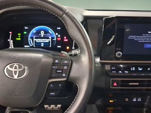 Used 2025 Toyota Camry SE FWD image 12