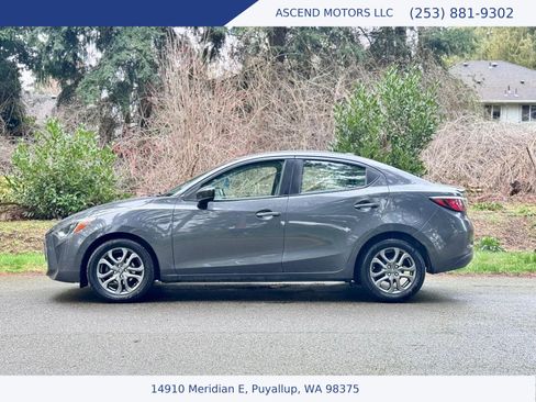 Used 2019 Toyota Yaris XLE image 2