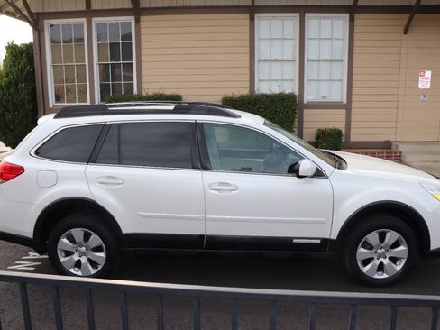 Used 2011 Subaru Outback 2.5i Premium AWD/4WD image 7