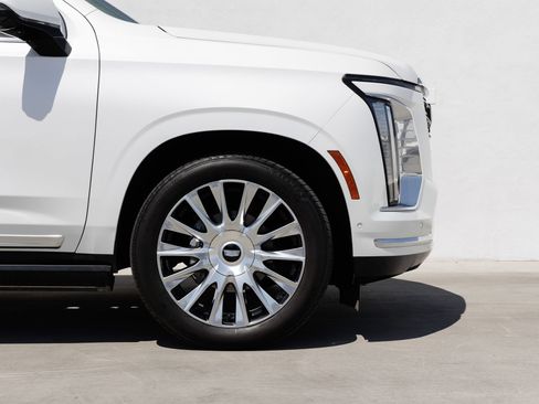 Used 2025 Cadillac Escalade ESV Premium Luxury Platinum AWD/4WD image 11