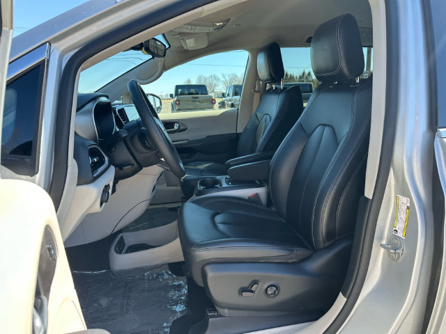 Used 2024 Chrysler Pacifica Touring-L FWD image 9