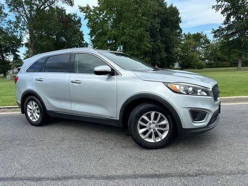 Used 2017 Kia Sorento AWD w/ LX Convenience Package image 2