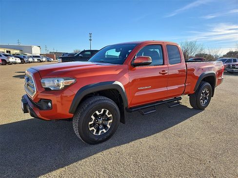 Used 2016 Toyota Tacoma TRD Off-Road w/ Towing Package image 2