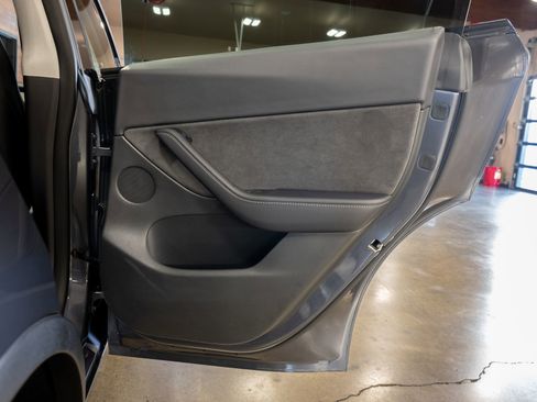 Used 2022 Tesla Model Y Long Range image 16