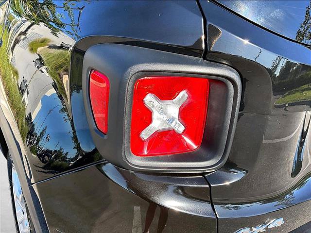 Used 2017 Jeep Renegade Latitude AWD/4WD image 29