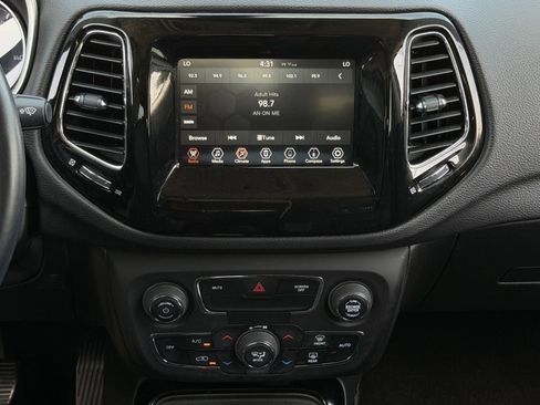 Used 2019 Jeep Compass Latitude FWD image 17