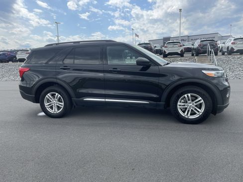 Used 2023 Ford Explorer XLT AWD/4WD image 2