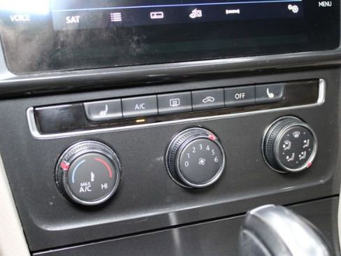 Used 2018 Volkswagen Golf SE image 19