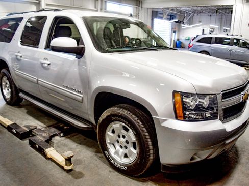 Used 2013 Chevrolet Suburban LT w/ Luxury Package AWD/4WD image 3