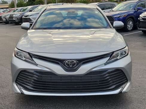 Used 2018 Toyota Camry SE image 2