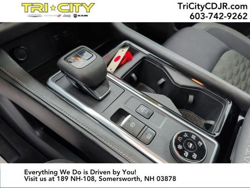 Used 2022 Nissan Pathfinder SV w/ SV Premium Package image 32